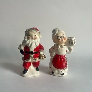 •Vintage 50s Mr & Mrs Santa Claus Salt and Pepper Shakers Spaghetti Trim•